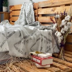 Twentyfour Plaid Ewi - Tissu mélangé - Gris / Blanc - 180 x 220 cm -France Couvertures Soldes Boutique 1000307727 211110 08321300455 MOOD DETAILS P000000001000307727 mood