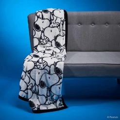 Butlers Plaid PEANUTS Snoopy Allover - Polyester - Noir / Blanc 8 Butlers Plaid PEANUTS Snoopy Allover - Polyester - Noir / Blanc -France Couvertures Soldes Boutique 1000343665 220401 021 MOOD DETAILS P000000001000343665 mood