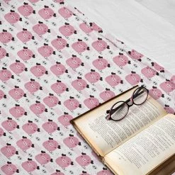 Twentyfour Plaid Porcelet - Polyester - Gris / Rose - 125 x 175 cm -France Couvertures Soldes Boutique 1000358742 220621 022 MOOD DETAILS P000000001000358742 mood