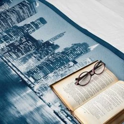 Twentyfour Plaid Ville - Polyester - Bleu gris / Bleu pétrole - 175 x 230 cm -France Couvertures Soldes Boutique 1000358754 220621 022 MOOD DETAILS P000000001000358754 mood