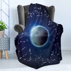 Twentyfour Plaid Astronomie - Polyester - Bleu nuit / Gris foncé - 175 x 230 cm -France Couvertures Soldes Boutique 1000358756 220621 021 MOOD DETAILS P000000001000358756 mood