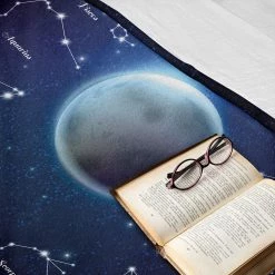 Twentyfour Plaid Astronomie - Polyester - Bleu nuit / Gris foncé - 175 x 230 cm -France Couvertures Soldes Boutique 1000358756 220621 022 MOOD DETAILS P000000001000358756 mood