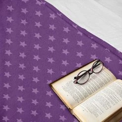 Twentyfour Plaid Star - Polyester - Violet / Mauve - 175 x 230 cm -France Couvertures Soldes Boutique 1000358774 220621 022 MOOD DETAILS P000000001000358774 mood