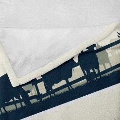 Twentyfour Plaid Pâture - Polyester - Bleu pétrole / Crème - 175 x 230 cm -France Couvertures Soldes Boutique 1000358776 220621 040 DETAILS P000000001000358776